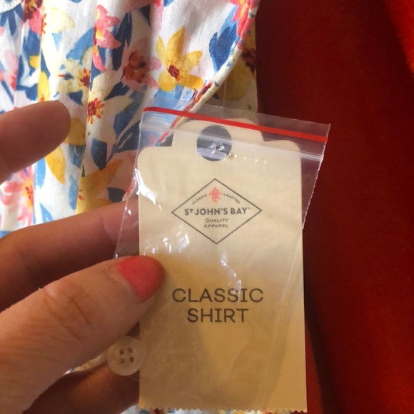 #134 💐NWT Clasic Floral St John’s Bay Button Down💐 - Picture 6 of 17